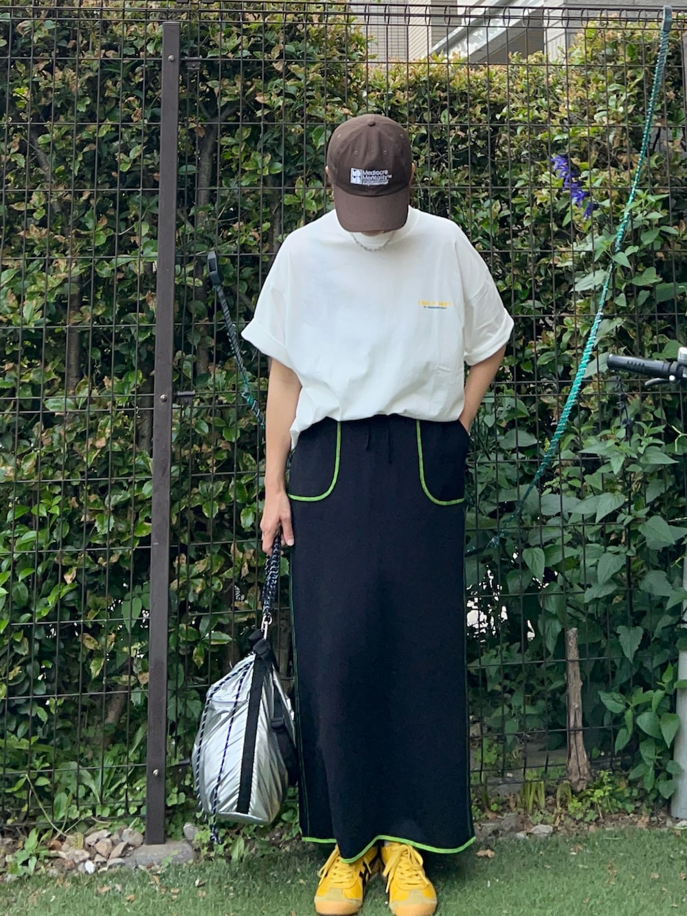 その他のTシャツ/カットソー、シルバー系のボディバッグ/ウエストポーチ、ブラック系のスカートを着用したレディースの春コーディネートの4枚目の写真