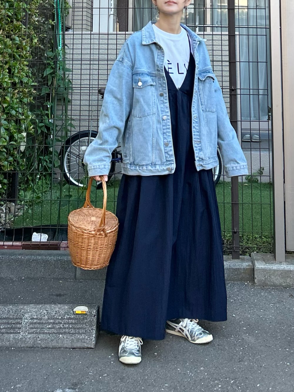 ブルー系のワンピースを着用したレディースの春コーディネートの3枚目の写真