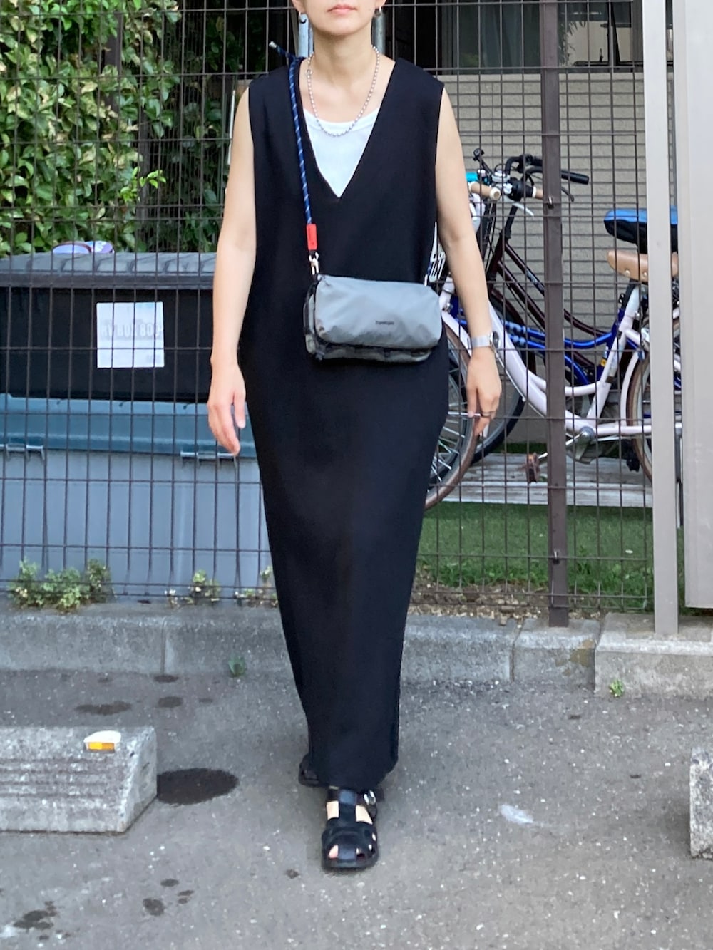 「夏コーデ、シンプルコーデ、お出かけコーデ、モノトーン、きれいめカジュアル、プチプラ、ワンピース、ロングワンピース、ノースリーブ、ショルダーバッグ、サコッシュ、ミニバッグ、グルカサンダル、フェススタイル、休日スタイル」｜「TopologieのBottle Sacoche ボトルサコッシュ【バッグ単体】（ショルダーバッグ、グレー系）」を使った、ＫＲさん（レディース・159cm）の夏コーディネートの4枚目の写真