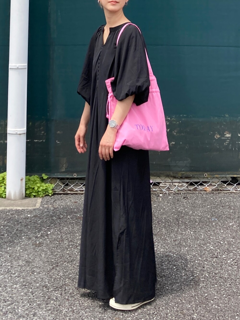 ブラック系のワンピース、ピンク系のトートバッグを着用したレディースの夏コーディネートの3枚目の写真