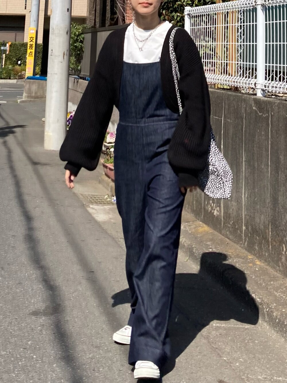「春服デビュー宣言、春コーデ、春服みてみて、シンプルコーデ、カーディガン、ボレロ、ショート丈トップス、白Tシャツ、サロペット、デニム、コンバース、スニーカー、トートバッグ、きれいめカジュアル、プチプラ」｜「WEGOのWEGO/畔編みニットボレロ（カーディガン/ボレロ、ブラック系）」を使った、ＫＲさん（レディース・159cm）の春コーディネートの5枚目の写真