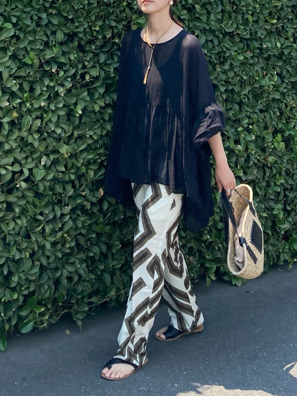 ブラック系のシャツ/ブラウス、ホワイト系のその他パンツ、ブラック系のサンダルを着用したレディースの夏コーディネートの4枚目の写真