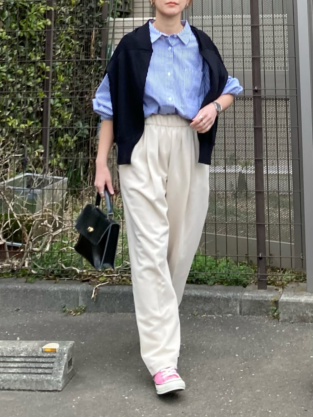 ブルー系のシャツ/ブラウス、ブラック系のカーディガン/ボレロ、ホワイト系のスウェットパンツを着用したレディースの夏コーディネートの2枚目の写真