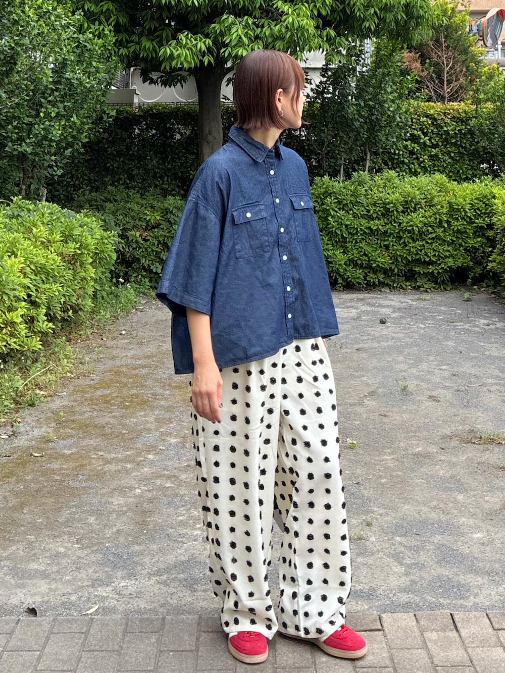 ブルー系のシャツ/ブラウス、ホワイト系のその他パンツ、シルバー系のショルダーバッグを着用したレディースの春コーディネートの3枚目の写真