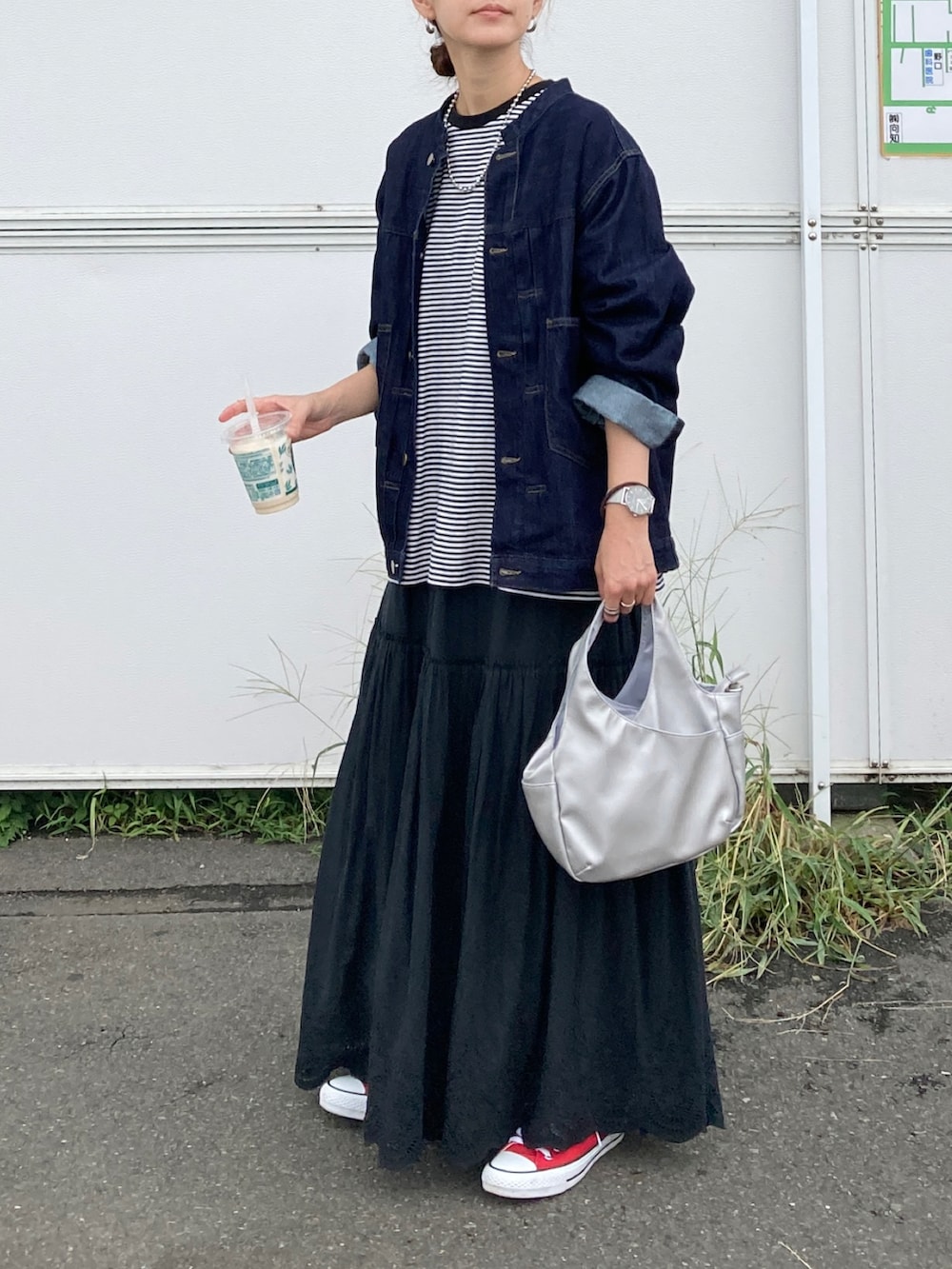 「秋服まるっと大公開、秋コーデ、シンプルコーデ、お出かけコーデ、プチプラ、きれいめカジュアル、休日スタイル、デニム、デニムジャケット、ジャケットスタイル、ボーダー、ロングスカート、コンバース、スニーカー、ハンドバッグ」｜「LBCのLBCデニムノーカラージャケット（デニムジャケット、ブルー系）」を使った、ＫＲさん（レディース・159cm）の秋コーディネートの5枚目の写真