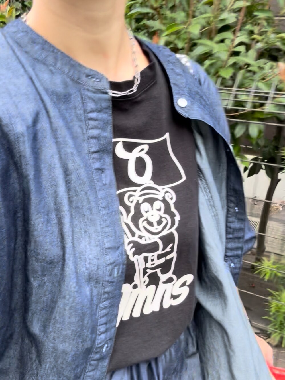 ブルー系のシャツ/ブラウス、ブラック系のTシャツ/カットソー、ブルー系のその他パンツを着用したレディースの秋コーディネートの4枚目の写真