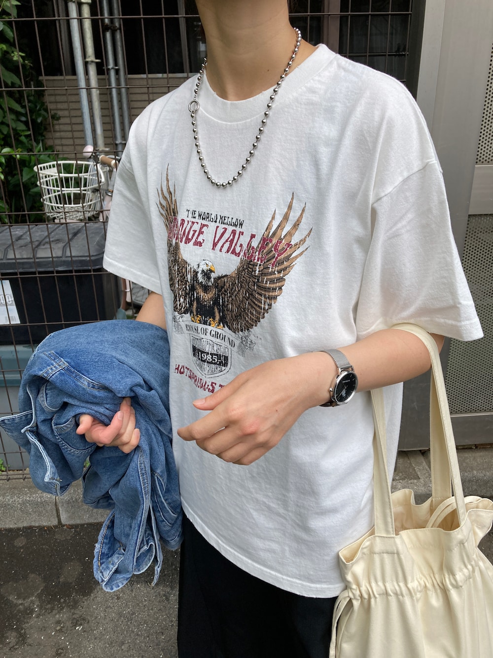 その他のTシャツ/カットソー、ブルー系のデニムジャケット、ホワイト系のトートバッグを着用したレディースの春コーディネートの3枚目の写真