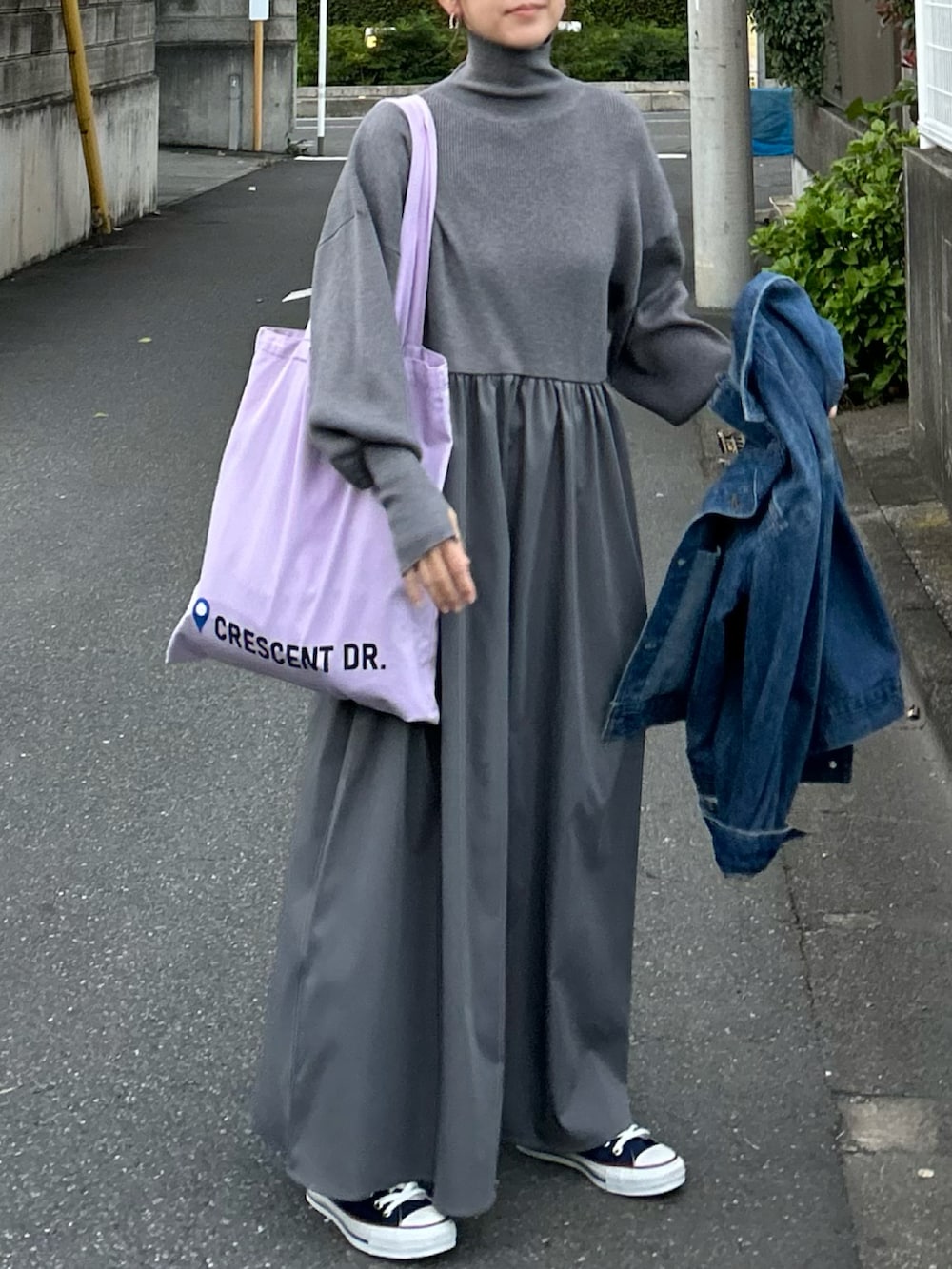 「秋冬コーデ、ニット、タートルネック、ワンピース、ロングワンピース、きれいめカジュアル、プチプラ、シンプルコーデ、お出かけコーデ、休日スタイル、トートバッグ、スニーカー、コンバース」｜「CORNERS by KRの【CORNERS by KR】指穴付きハイネックドッキングワンピース（ワンピース、グレー系）」を使った、ＫＲさん（レディース・159cm）の秋コーディネートの5枚目の写真