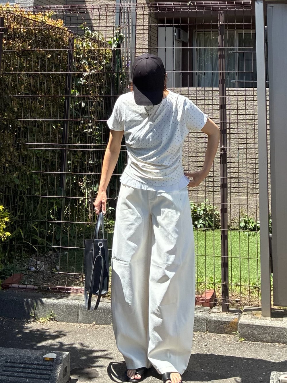 ホワイト系のTシャツ/カットソー、ホワイト系のその他パンツを着用したレディースの春コーディネートの4枚目の写真