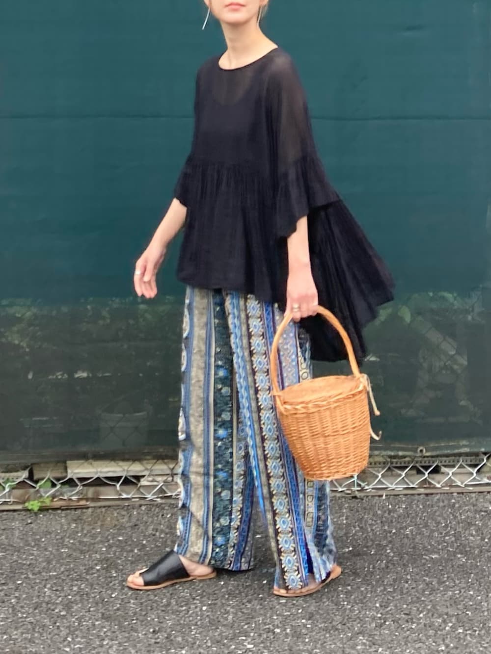 ブラック系のシャツ/ブラウス、ブルー系のその他パンツを着用したレディースの春コーディネートの3枚目の写真