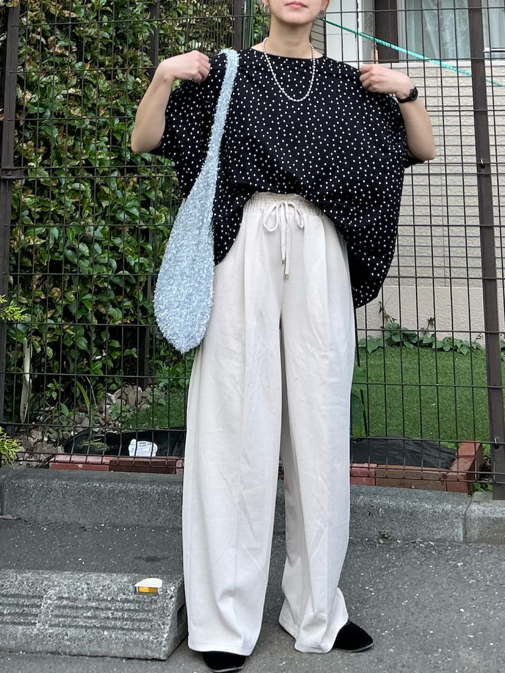 「きれいめカジュアル、大人カジュアル、モノトーン、シンプルコーデ、夏コーデ、春夏コーデ、ママコーデ、休日スタイル、ドット、ブラウス、ワイドパンツ、タックイン、ショルダーバッグ」｜「OMNESの接触冷感レーヨンナイロンBIGシルエットプルオーバー（Tシャツ/カットソー、ブラック系）」を使った、ＫＲさん（レディース・159cm）の春コーディネートの3枚目の写真