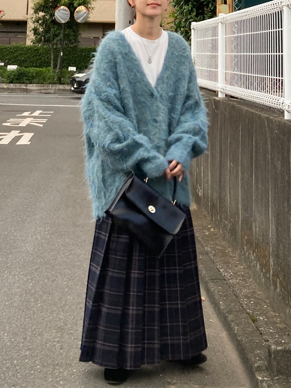 ブルー系のスカート、ブラック系のバレエシューズ、ブルー系のカーディガン/ボレロを着用したレディースの秋コーディネートの3枚目の写真