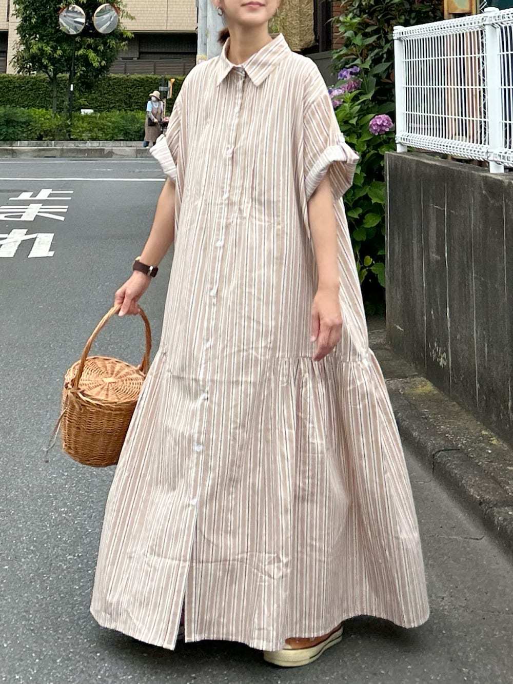 「お出かけコーデ、夏コーデ、アツいコーデ全部見せ、休日スタイル」｜「CORNERSの【CORNERS by KR】サイドギャザーシャツワンピース（シャツワンピース、ベージュ系）」を使った、ＫＲさん（レディース・159cm）の夏コーディネートの3枚目の写真
