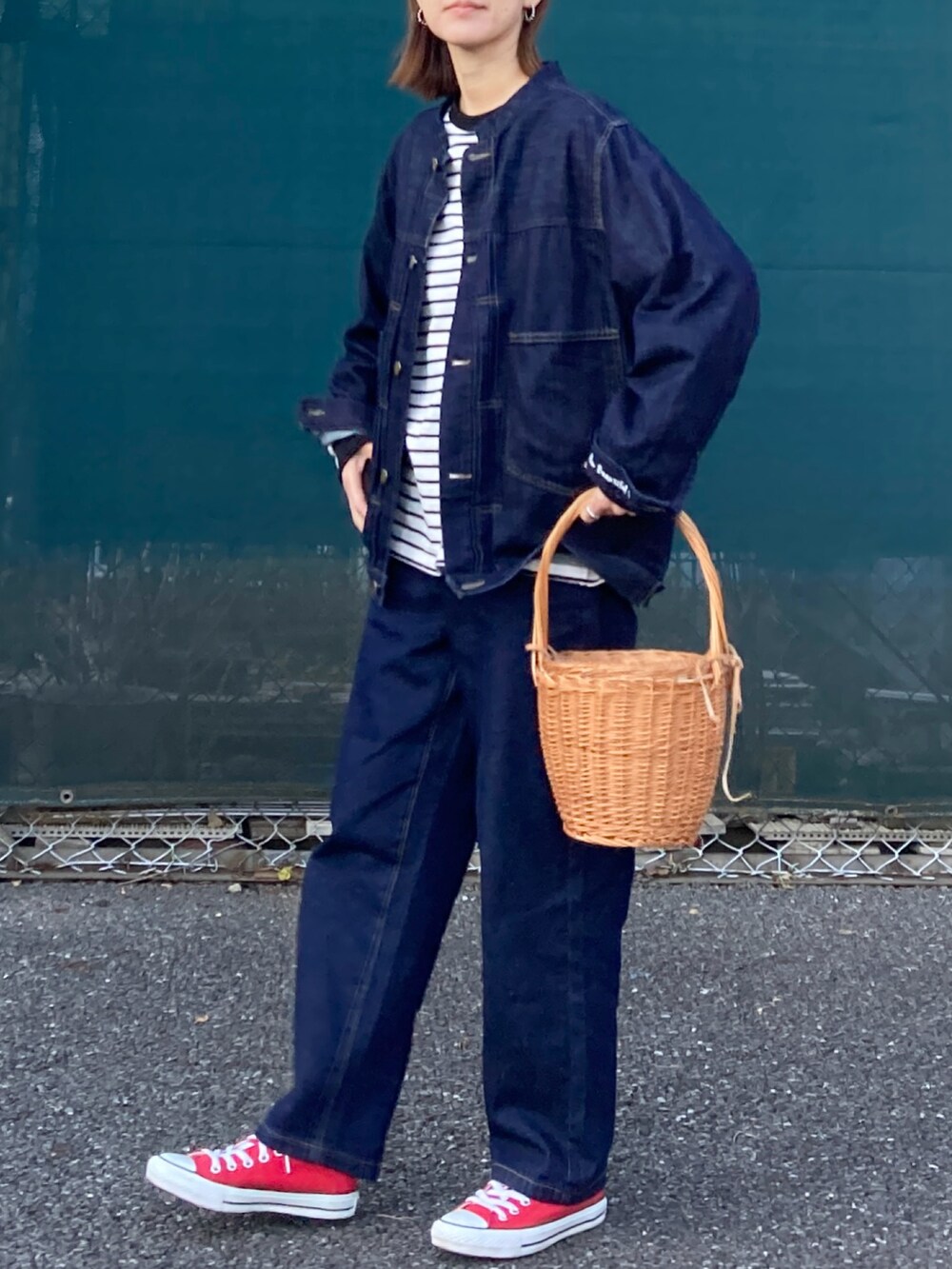 ブルー系のデニムジャケット、ブルー系のデニムパンツ、ブラック系のTシャツ/カットソーを着用したレディースの冬コーディネートの2枚目の写真