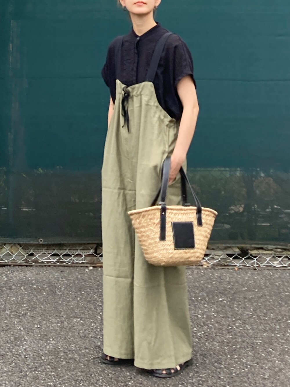 ブラック系のシャツ/ブラウス、グリーン系のサロペット/オーバーオール、ブラック系のかごバッグを着用したレディースの夏コーディネートの3枚目の写真