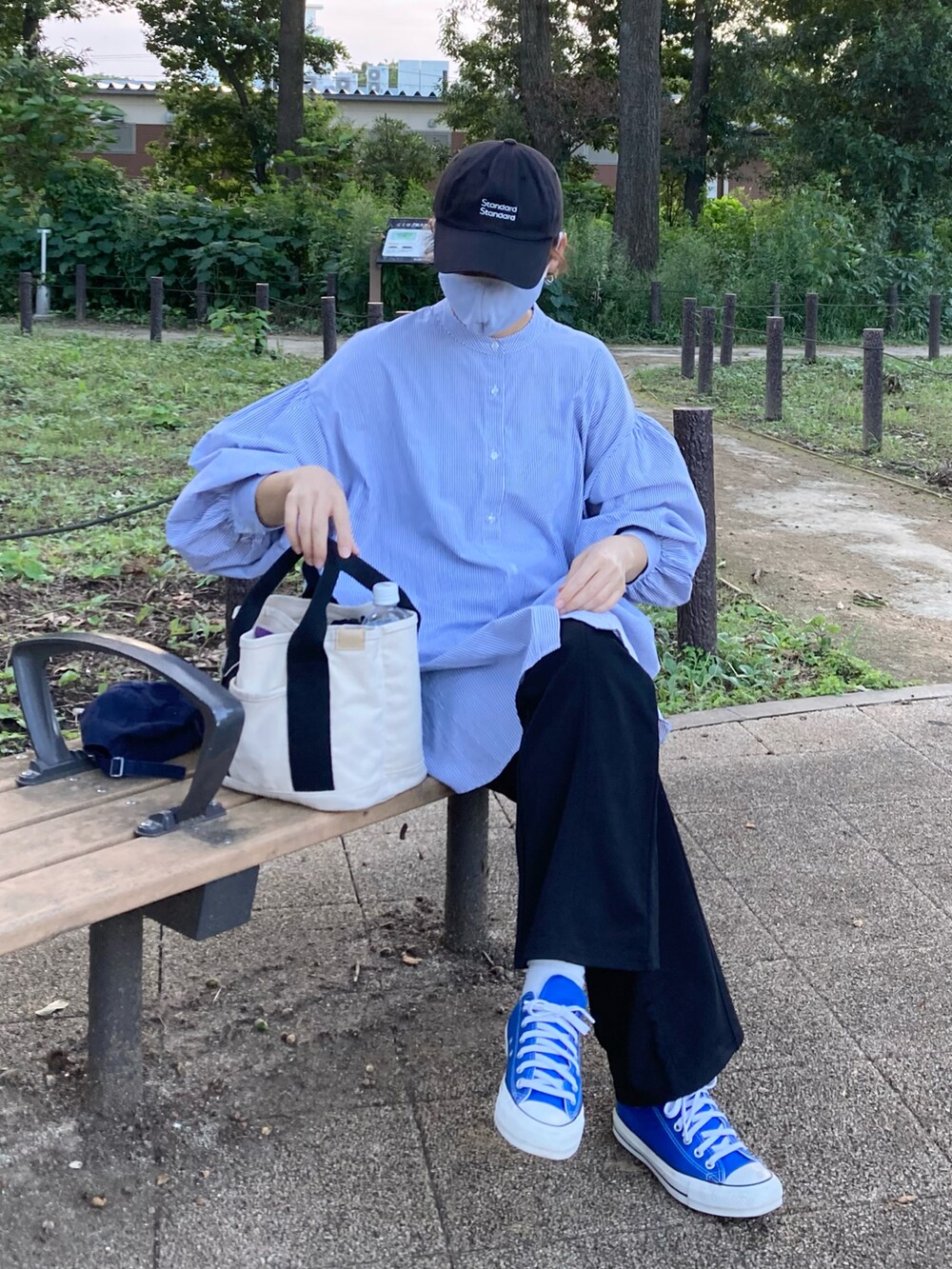 ブルー系のシャツ/ブラウス、ブラック系のその他パンツ、ホワイト系のトートバッグを着用したレディースの秋コーディネートの2枚目の写真