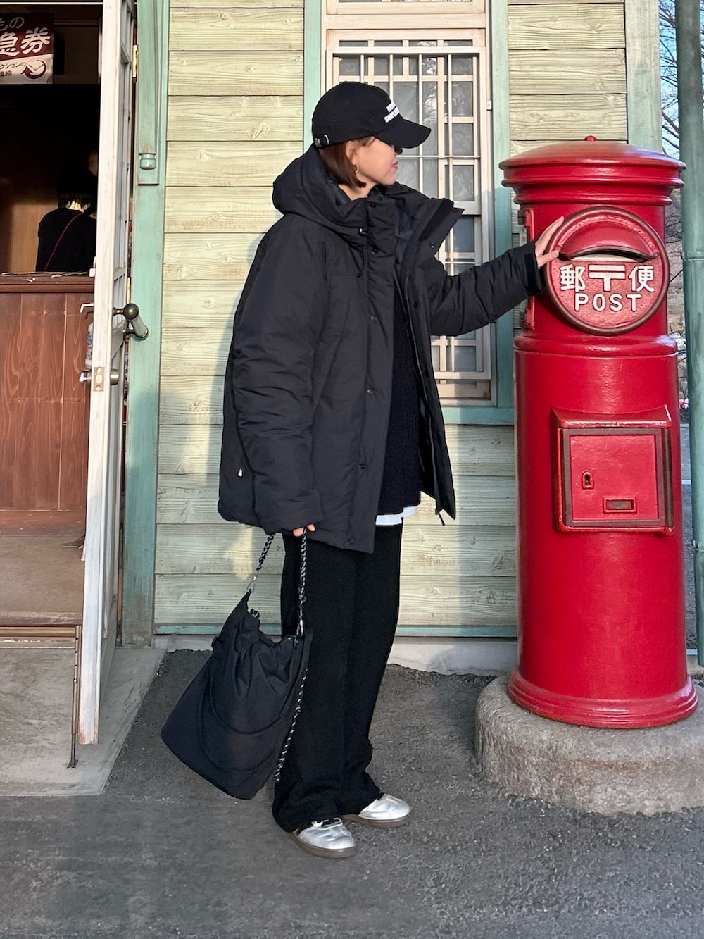 ブラック系のニット/セーター、ブラック系のダウンジャケット/コート、ブラック系のその他パンツを着用したレディースの冬コーディネートの4枚目の写真