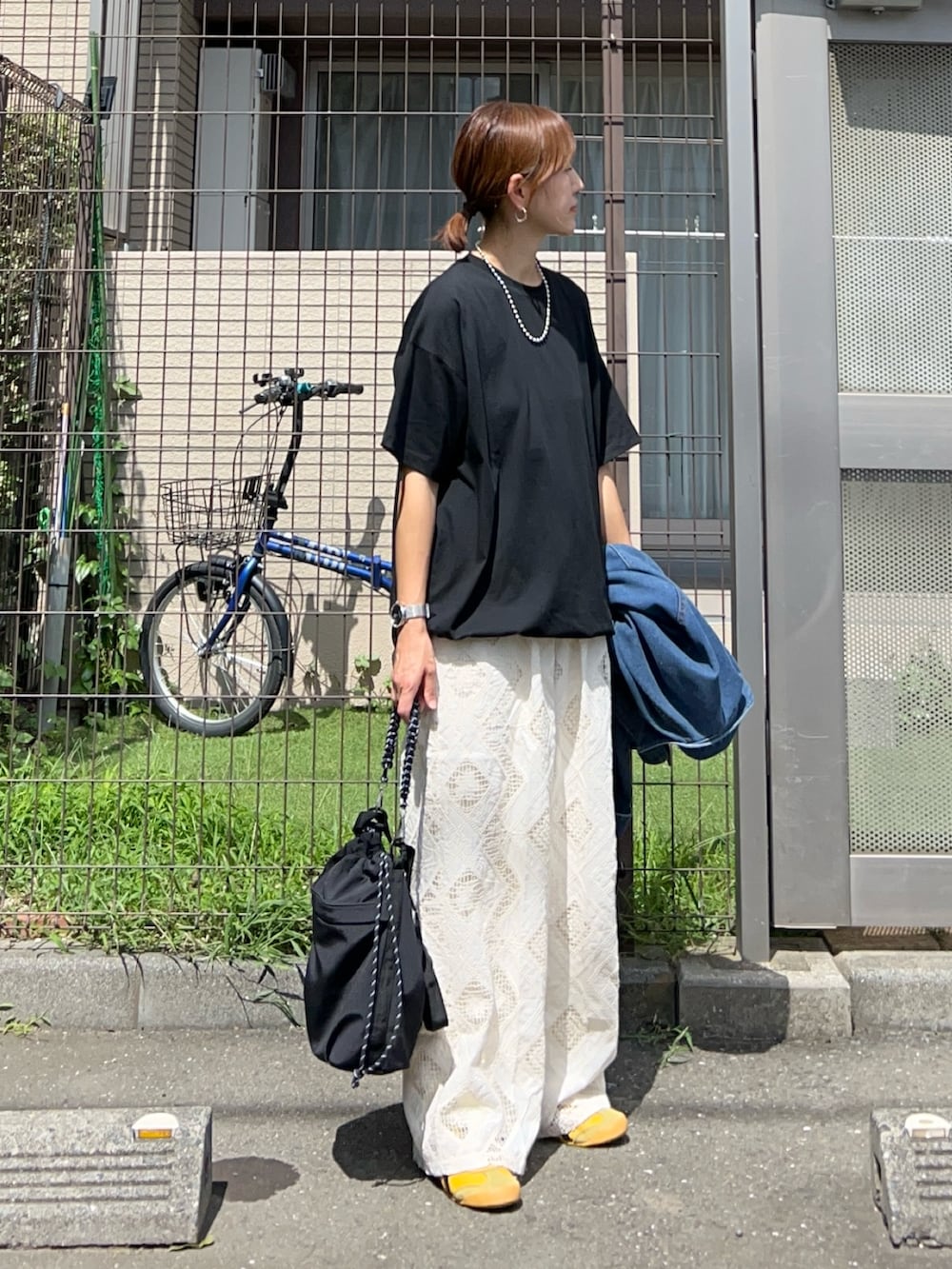 ブラック系のTシャツ/カットソー、ホワイト系のその他パンツ、ブラック系のトートバッグを着用したレディースの秋コーディネートの2枚目の写真