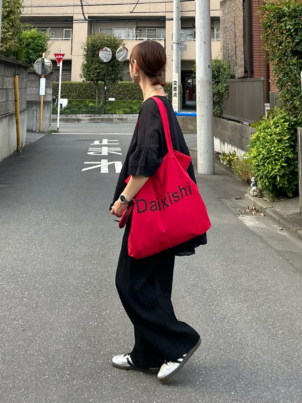 ブラック系のその他パンツ、ブラック系のシャツ/ブラウス、レッド系のトートバッグを着用したレディースの秋コーディネートの2枚目の写真