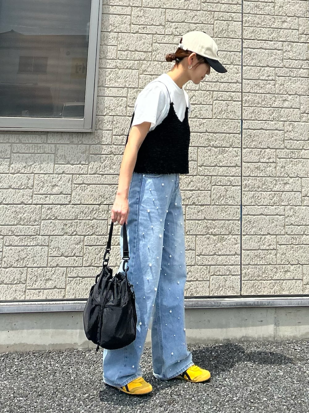 その他のTシャツ/カットソー、ブラック系のベスト、ブルー系のデニムパンツを着用したレディースの夏コーディネートの3枚目の写真