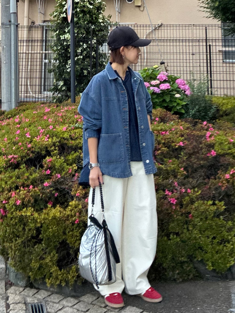 ブルー系のデニムジャケット、ブルー系のシャツ/ブラウス、ホワイト系のその他パンツを着用したレディースの夏コーディネートの2枚目の写真