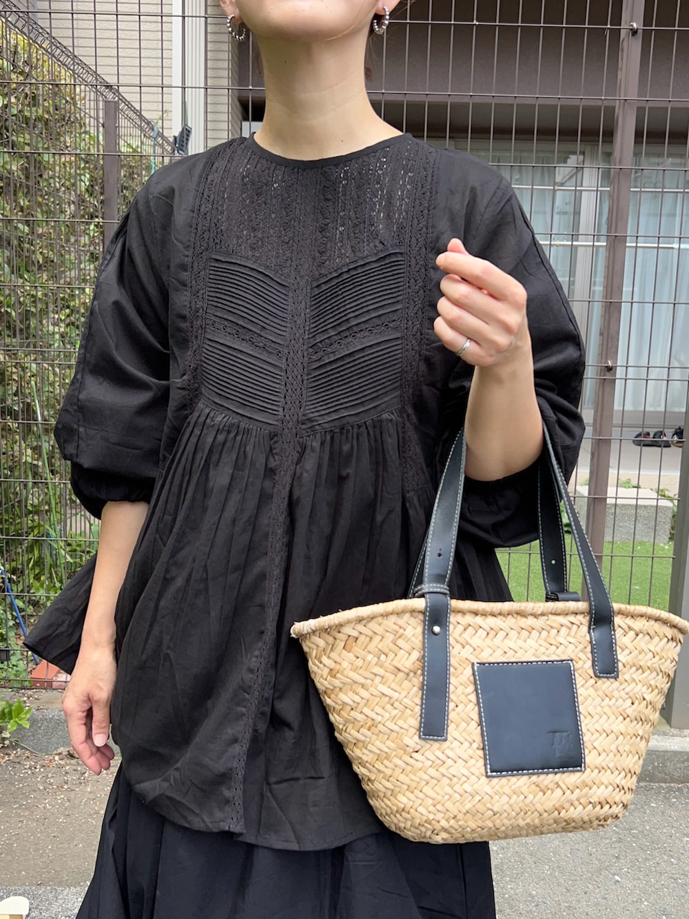 ブラック系のシャツ/ブラウス、ブラック系のスカート、ブラック系のかごバッグを着用したレディースの夏コーディネートの3枚目の写真