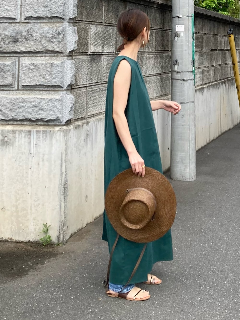 グリーン系のワンピース、その他のショルダーバッグ、ブラウン系のサンダルを着用したレディースの春コーディネートの3枚目の写真