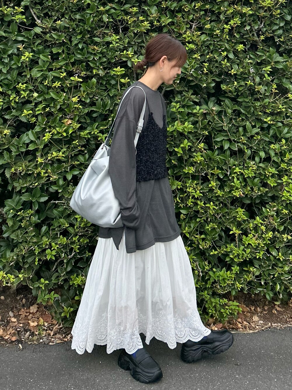 グレー系のTシャツ/カットソー、ブラック系のベスト、シルバー系のショルダーバッグを着用したレディースの夏コーディネートの5枚目の写真