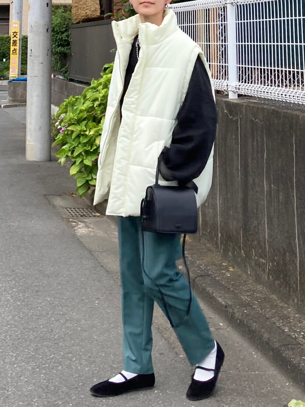 「秋服まるっと大公開、秋服準備はじめました、秋コーデ、ダウンベスト、ベスト、きれいめカジュアル、レイヤードスタイル、シャツスタイル、休日スタイル、スラックス、カンフーシューズ、ハンドバッグ、プチプラ、シンプルコーデ、お出かけコーデ」｜「notch.の【 notch. by KR 】パデッドベスト（ダウンベスト、ホワイト系）」を使った、ＫＲさん（レディース・159cm）の秋コーディネートの4枚目の写真