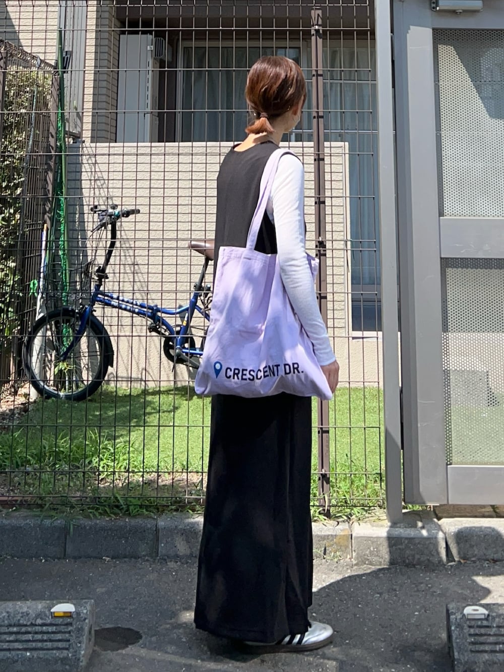 「シンプルコーデ、お出かけコーデ、秋コーデ、秋服準備はじめました、モノトーン、プチプラ、きれいめカジュアル、シアートップス、ワンピース、ジャンパースカート、トートバッグ、スニーカー」｜「OMNESのリブシアークルーネック長袖トップスカットソー（Tシャツ/カットソー、ホワイト系）」を使った、ＫＲさん（レディース・159cm）の夏コーディネートの2枚目の写真