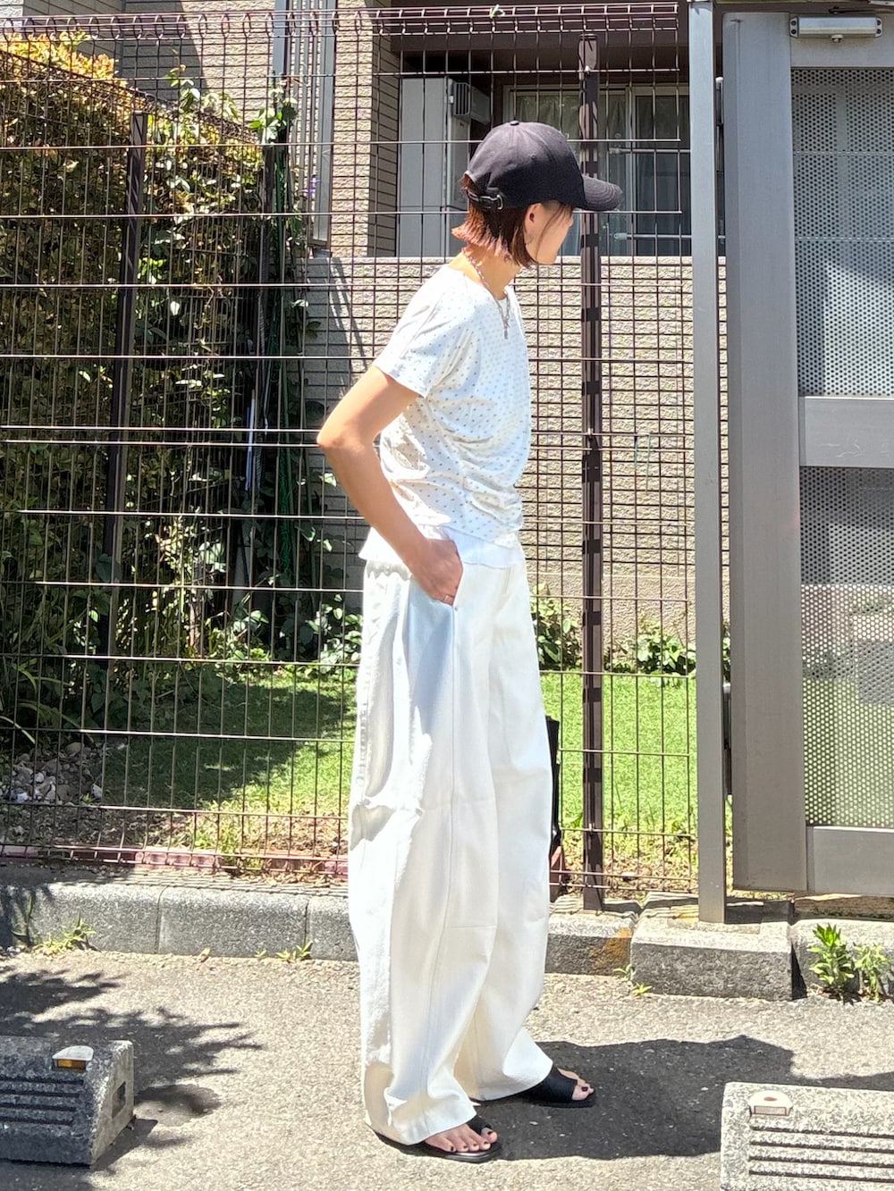 ホワイト系のTシャツ/カットソー、ホワイト系のその他パンツを着用したレディースの春コーディネートの2枚目の写真