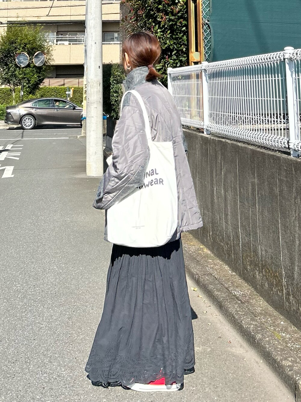 「ボンルシール、キルティング、キルティングコート、アウター、冬コーデ、モノトーン、プチプラ、きれいめカジュアル、お出かけコーデ、ロングスカート、トートバッグ、スニーカー」｜「BONLECILLの2wayシャギー×キルト切替スタンドネックコート（ステンカラーコート、グレー系）」を使った、ＫＲさん（レディース・159cm）の秋コーディネートの4枚目の写真