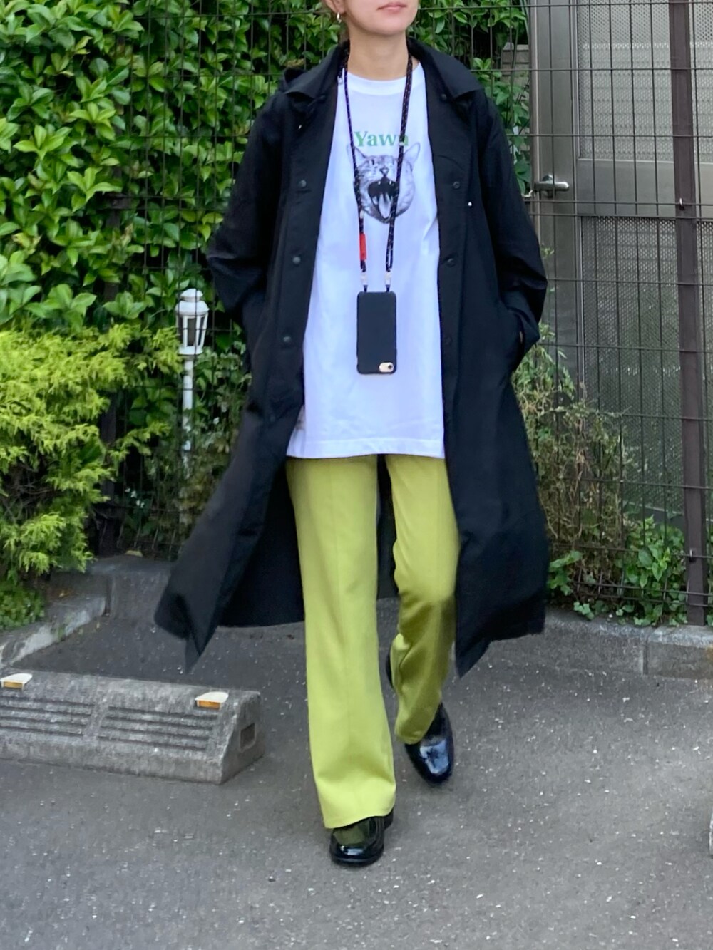 ホワイト系のTシャツ/カットソー、グリーン系のその他パンツ、ブラック系のレインシューズを着用したレディースの春コーディネートの3枚目の写真