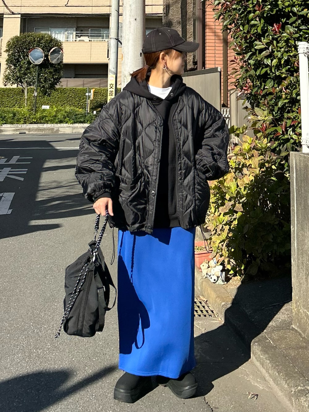 「冬コーデ、クリスマスに着たい服、マイベストコーデ2024、レイヤードスタイル、休日スタイル、アウトドアスタイル、キルティング、冬アウター、パーカー、ロングスカート、ハンドバッグ、ブーツ、ムートンブーツ、キャップ、プチプラ」｜「notch.の【 notch. by KR 】オーバーキルティングジャケット（ノーカラージャケット、ブラック系）」を使った、ＫＲさん（レディース・159cm）の冬コーディネートの5枚目の写真