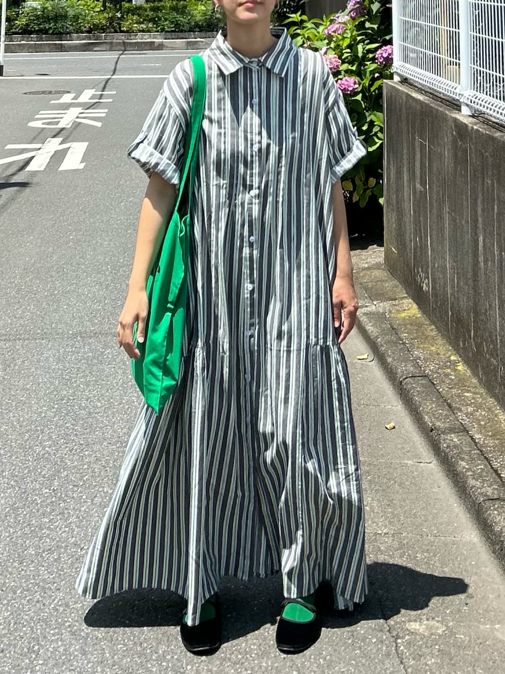 「お出かけコーデ、夏コーデ、プチプラ、アツいコーデ全部見せ、シンプル、きれいめカジュアル、ワンピース、シャツワンピ、ロングワンピース、トートバッグ」｜「CORNERSの【CORNERS by KR】サイドギャザーシャツワンピース（シャツワンピース、ブラック系）」を使った、ＫＲさん（レディース・159cm）の夏コーディネートの3枚目の写真