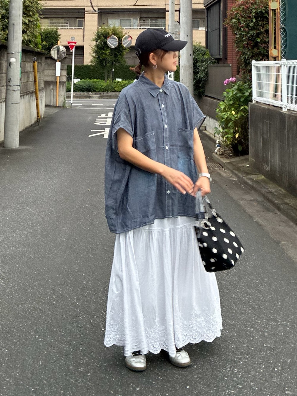 ブルー系のシャツ/ブラウス、その他のハンドバッグ、ホワイト系のスカートを着用したレディースの夏コーディネートの2枚目の写真
