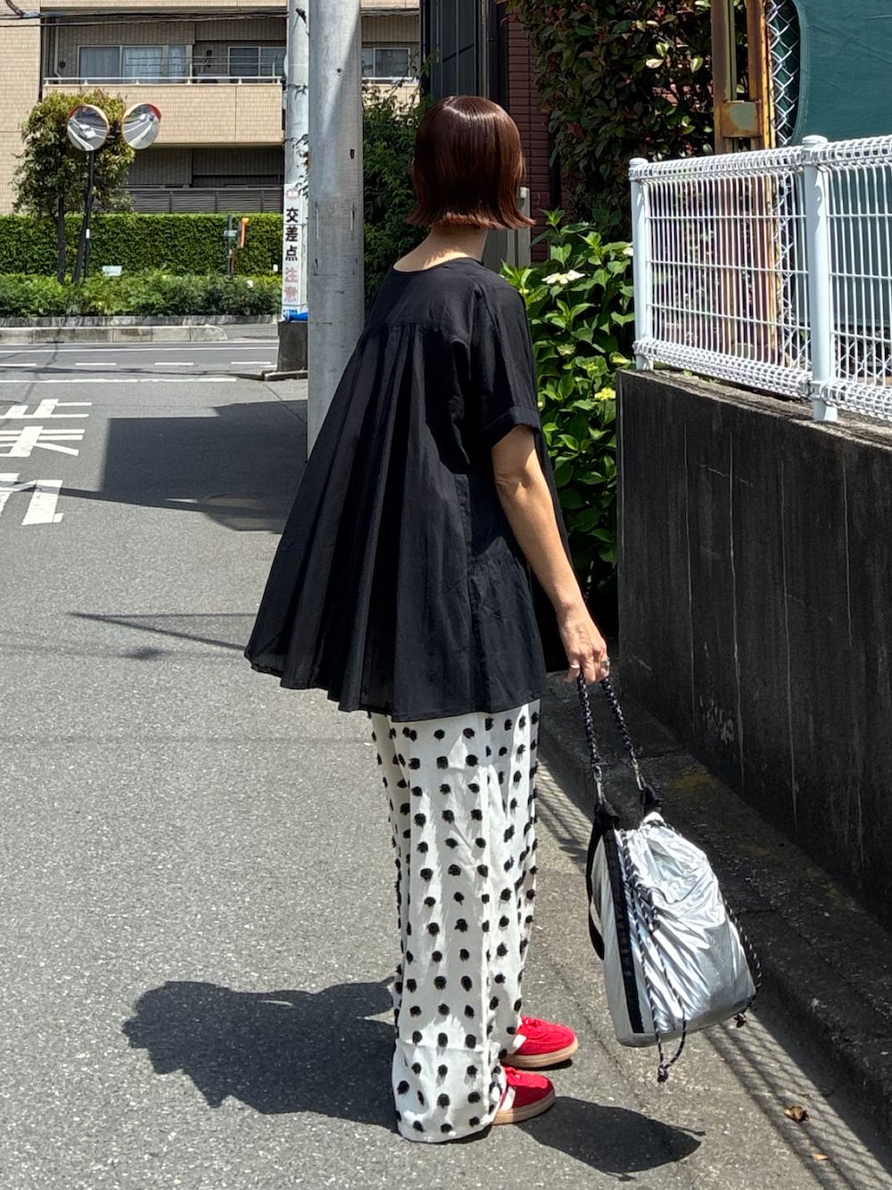 ブラック系のシャツ/ブラウス、シルバー系のショルダーバッグ、ホワイト系のその他パンツを着用したレディースの夏コーディネートの5枚目の写真