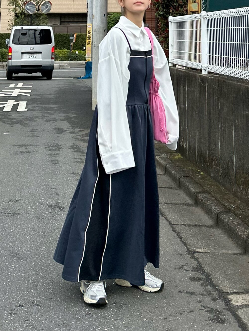 ホワイト系のシャツ/ブラウス、ピンク系のトートバッグ、グレー系のワンピースを着用したレディースの春コーディネートの3枚目の写真