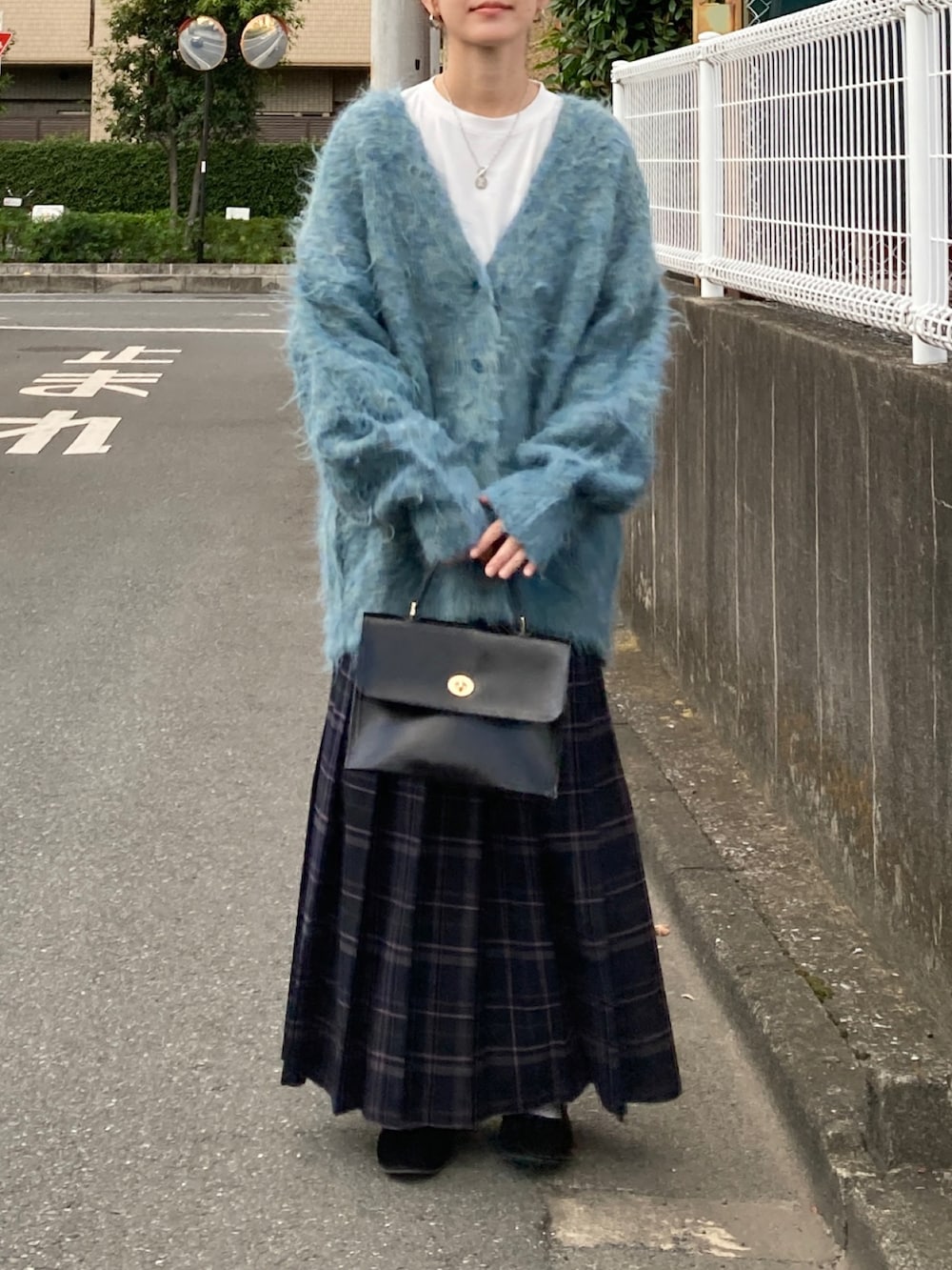 ブルー系のスカート、ブラック系のバレエシューズ、ブルー系のカーディガン/ボレロを着用したレディースの秋コーディネートの4枚目の写真