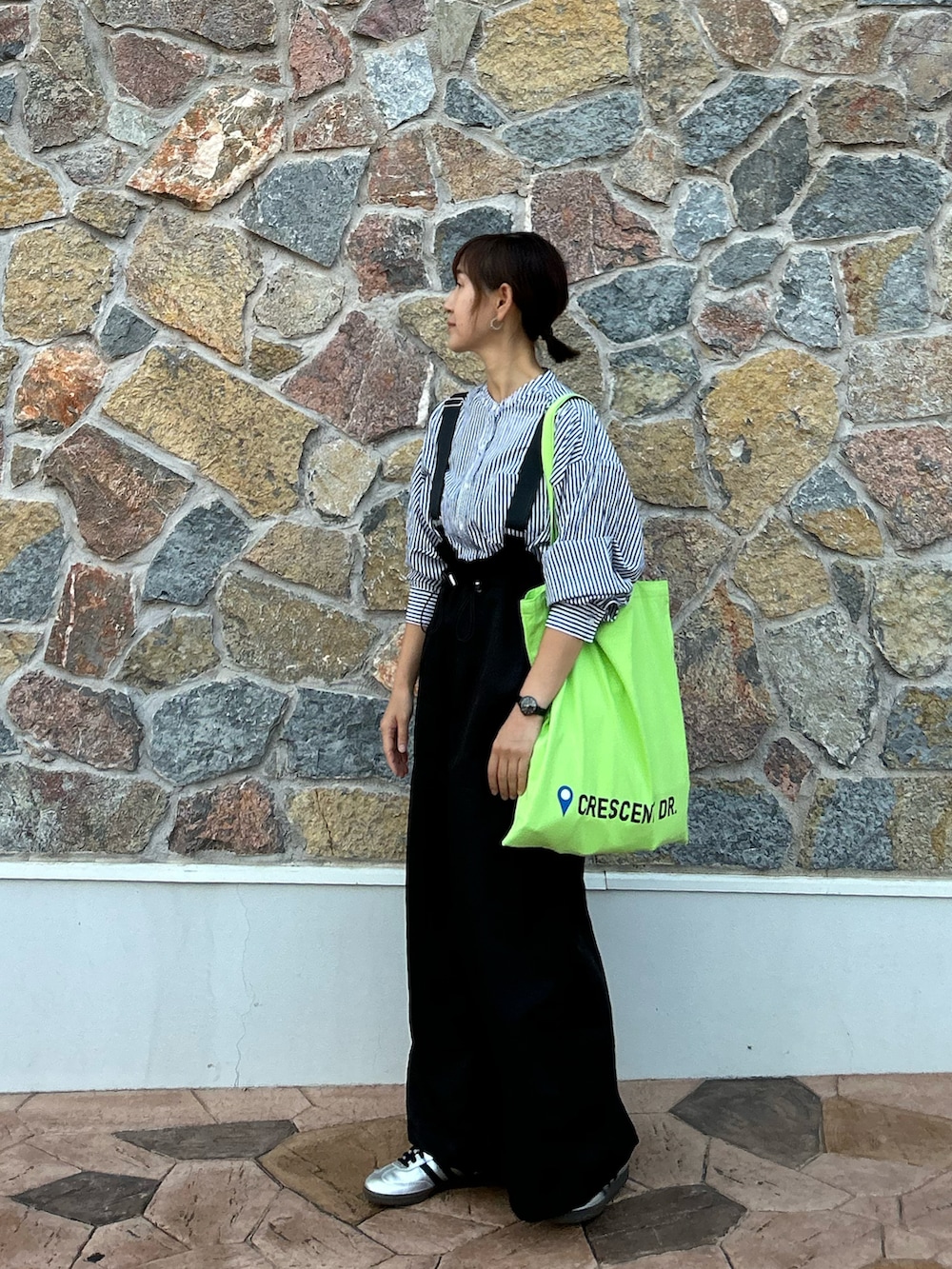 「秋っぽコーデ更新中、秋コーデ、休日スタイル、レイヤードスタイル、シャツスタイル、ストライプシャツ、ジャンパースカート、ロングスカート、ハイウエスト、モノトーン、トートバッグ、スニーカー、プチプラ、きれいめカジュアル」｜「OMNESのコットンブロードバンドカラー長袖シャツ（シャツ/ブラウス、ブラック系）」を使った、ＫＲさん（レディース・159cm）の秋コーディネートの4枚目の写真