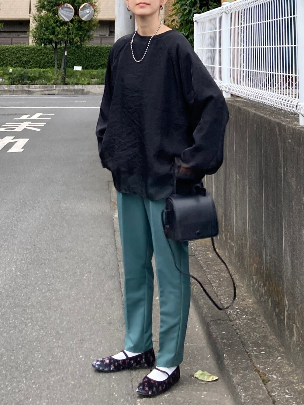 ブラック系のシャツ/ブラウス、グリーン系のその他パンツ、ブラック系のバレエシューズを着用したレディースの夏コーディネートの2枚目の写真