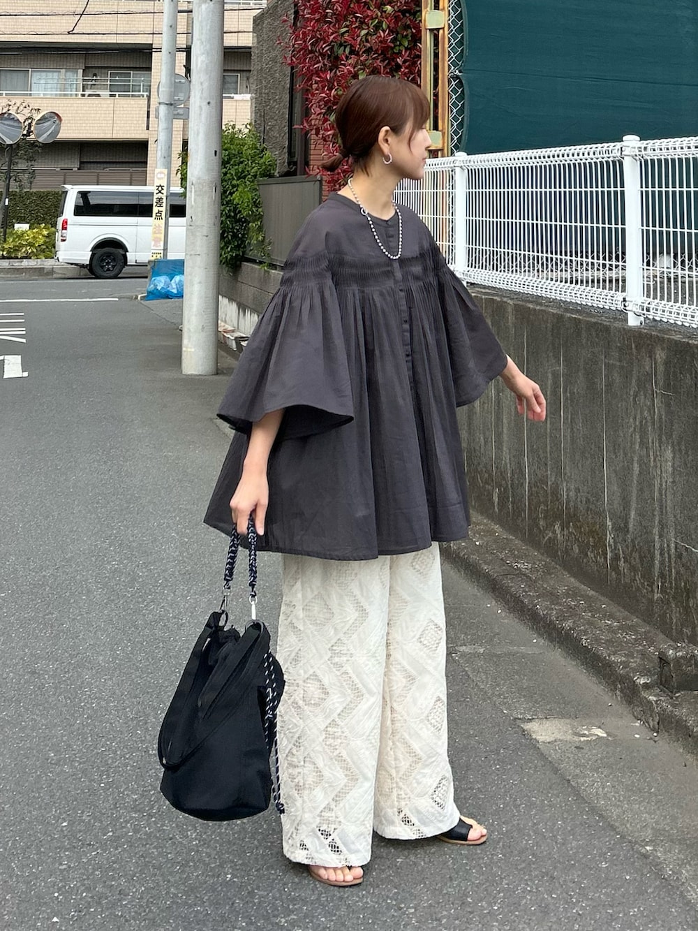「夏ルックで気分アップ、夏コーデ、シンプルコーデ、お出かけコーデ、休日スタイル、シャツスタイル、シアートップス、ブラウス、レースパンツ、きれいめカジュアル、プチプラ、モノトーン、サンダル、ショルダーバッグ」｜「notch.の【 notch. by KR 】ピンタックフレアブラウス（シャツ/ブラウス、グレー系）」を使った、ＫＲさん（レディース・159cm）の夏コーディネートの2枚目の写真