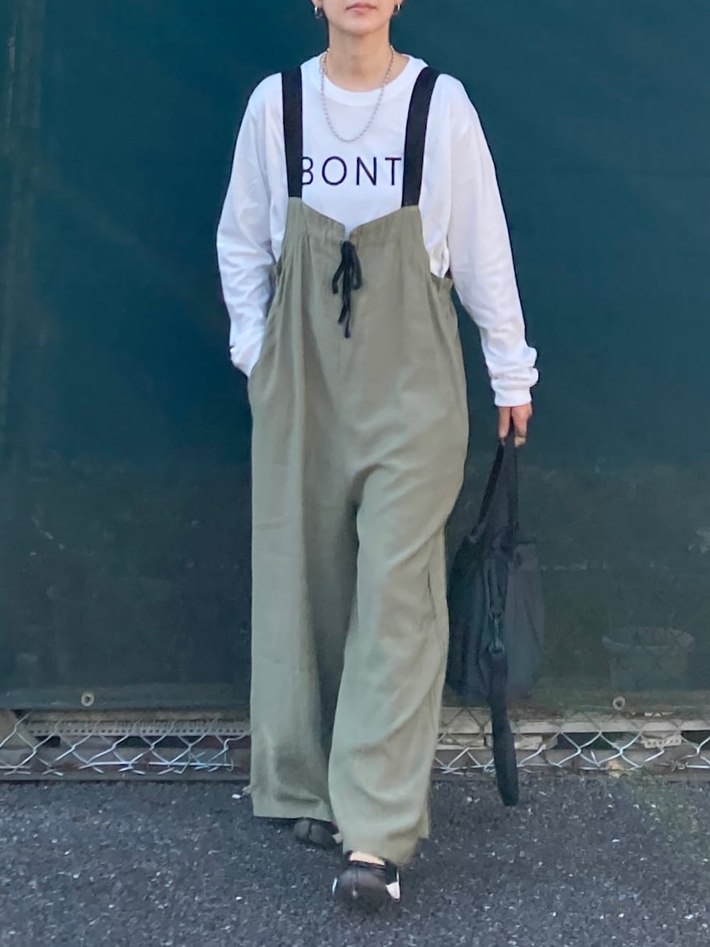 その他のTシャツ/カットソー、グレー系のショルダーバッグ、グリーン系のサロペット/オーバーオールを着用したレディースの夏コーディネートの4枚目の写真