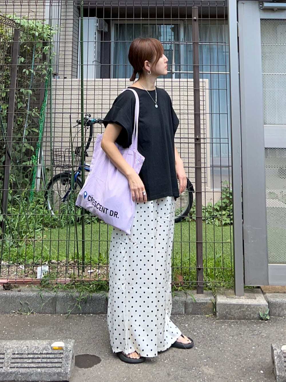 「夏コーデ、シンプルコーデ、お出かけコーデ、カラーコーデ、きれいめカジュアル、モノトーン、プチプラ、Tシャツ、ワイドパンツ、ドット、サンダル、トートバッグ」｜「CORNERS by KRの【CORNERS by KR】ダブルウエストドットパンツ（スラックス、ホワイト系）」を使った、ＫＲさん（レディース・159cm）の夏コーディネートの2枚目の写真