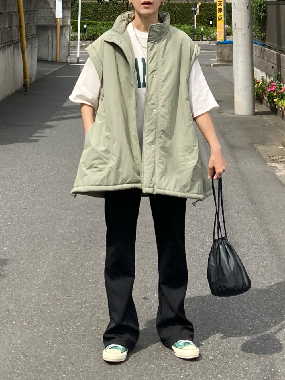 グリーン系のダウンジャケット/コート、ブラック系のその他パンツ、ホワイト系のスウェットを着用したレディースの秋コーディネートの3枚目の写真