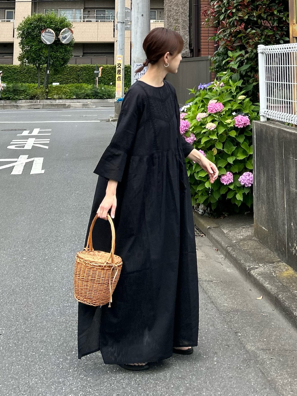 ブラック系のワンピースを着用したレディースの夏コーディネートの3枚目の写真