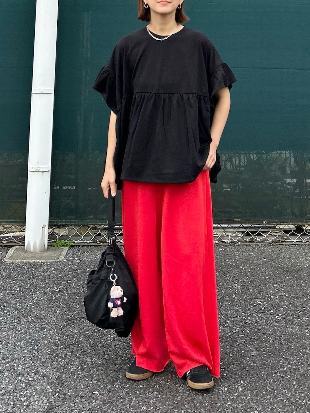 「春夏コーデ、夏コーデ、お出かけコーデ、シンプルコーデ、プチプラ、きれいめカジュアル、大人カジュアル、フリル、Tシャツ、スウェットパンツ、ワイドパンツ、カラーパンツ、ショルダーバッグ、スニーカー」｜「recaのフレンチ袖フリルプルオーバー（Tシャツ/カットソー、ブラック系）」を使った、ＫＲさん（レディース・159cm）の春コーディネートの2枚目の写真