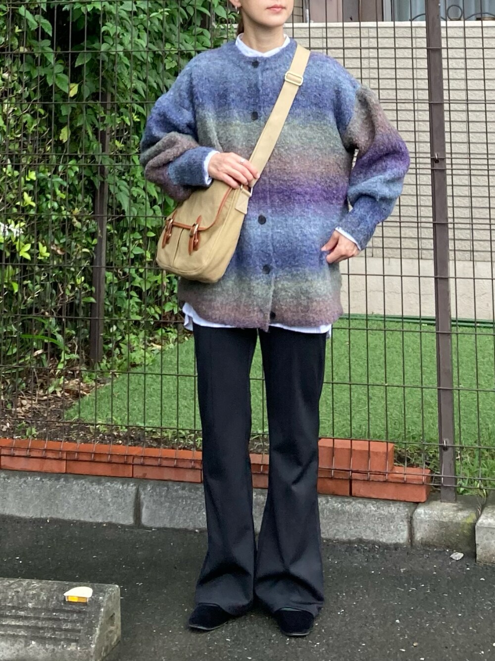 パープル系のカーディガン/ボレロ、ベージュ系のショルダーバッグ、ブラック系のその他パンツを着用したレディースの秋コーディネートの2枚目の写真