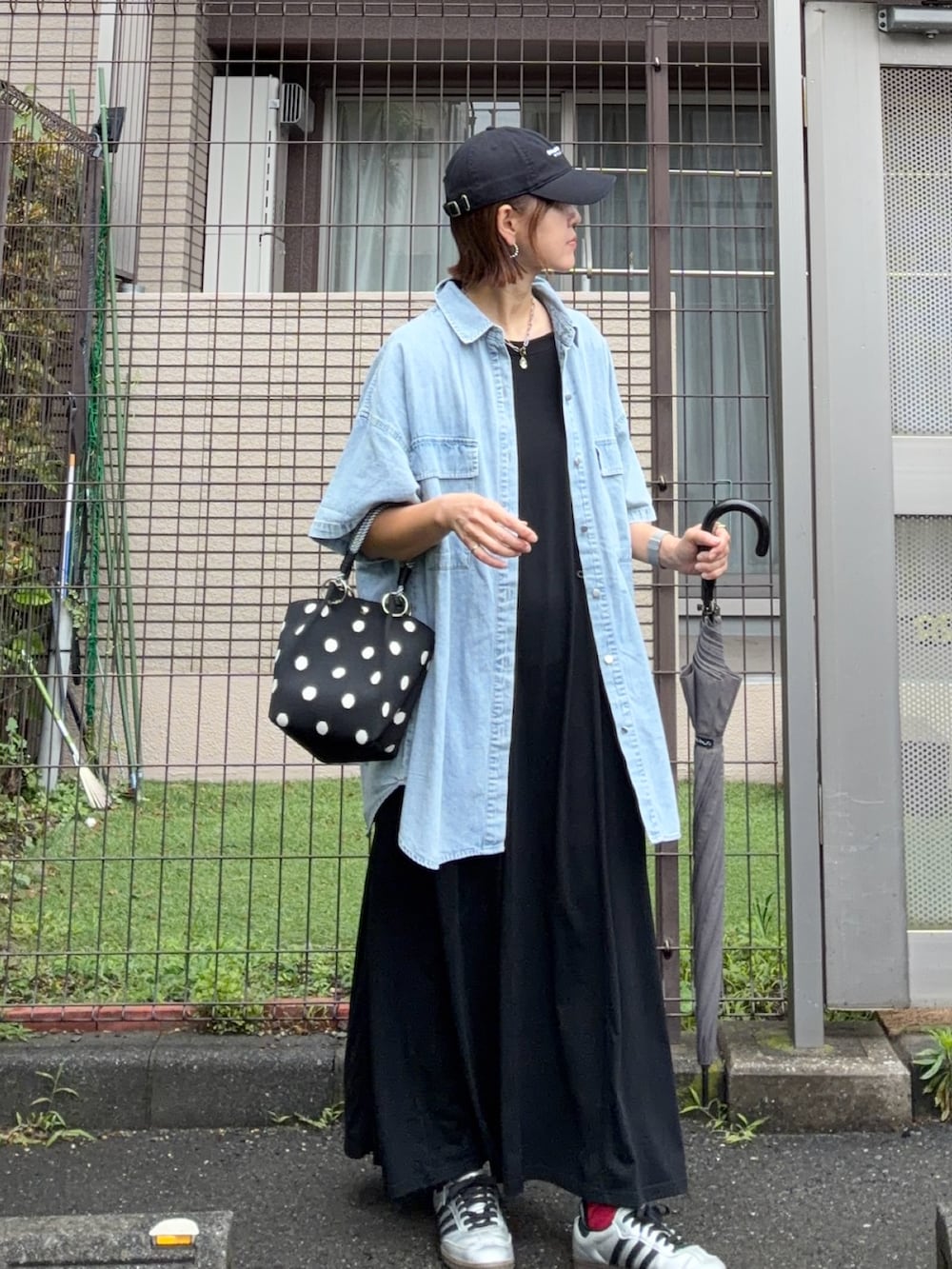 ブルー系のシャツ/ブラウス、ブラック系のワンピース、その他のハンドバッグを着用したレディースの夏コーディネートの2枚目の写真