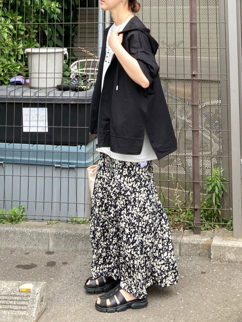 ブラック系のパーカー、その他のTシャツ/カットソー、ブラック系のスカートを着用したレディースの夏コーディネートの3枚目の写真